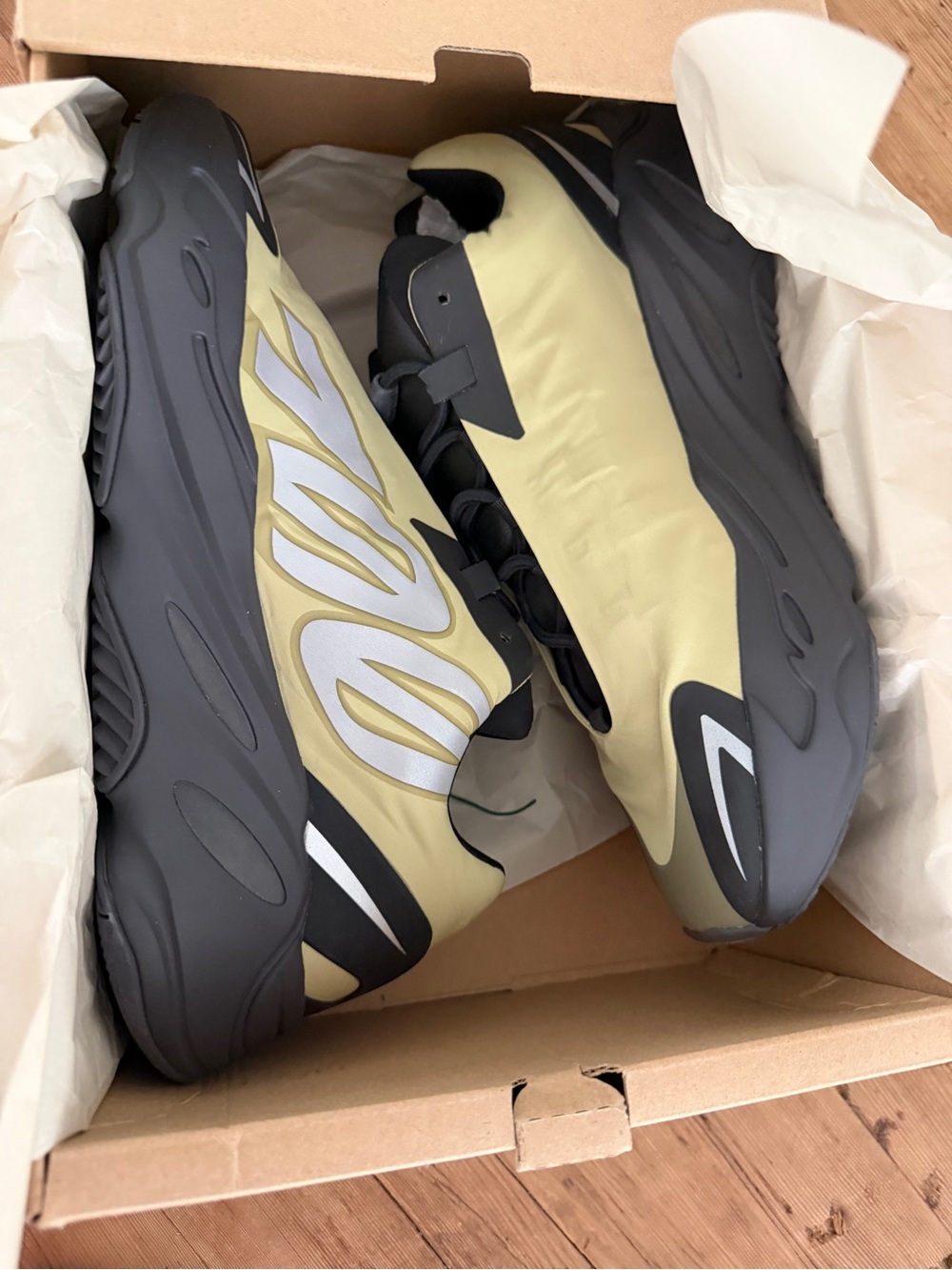 NWT adidas Yeezy 700 MNVN Resin Men’s Size 13